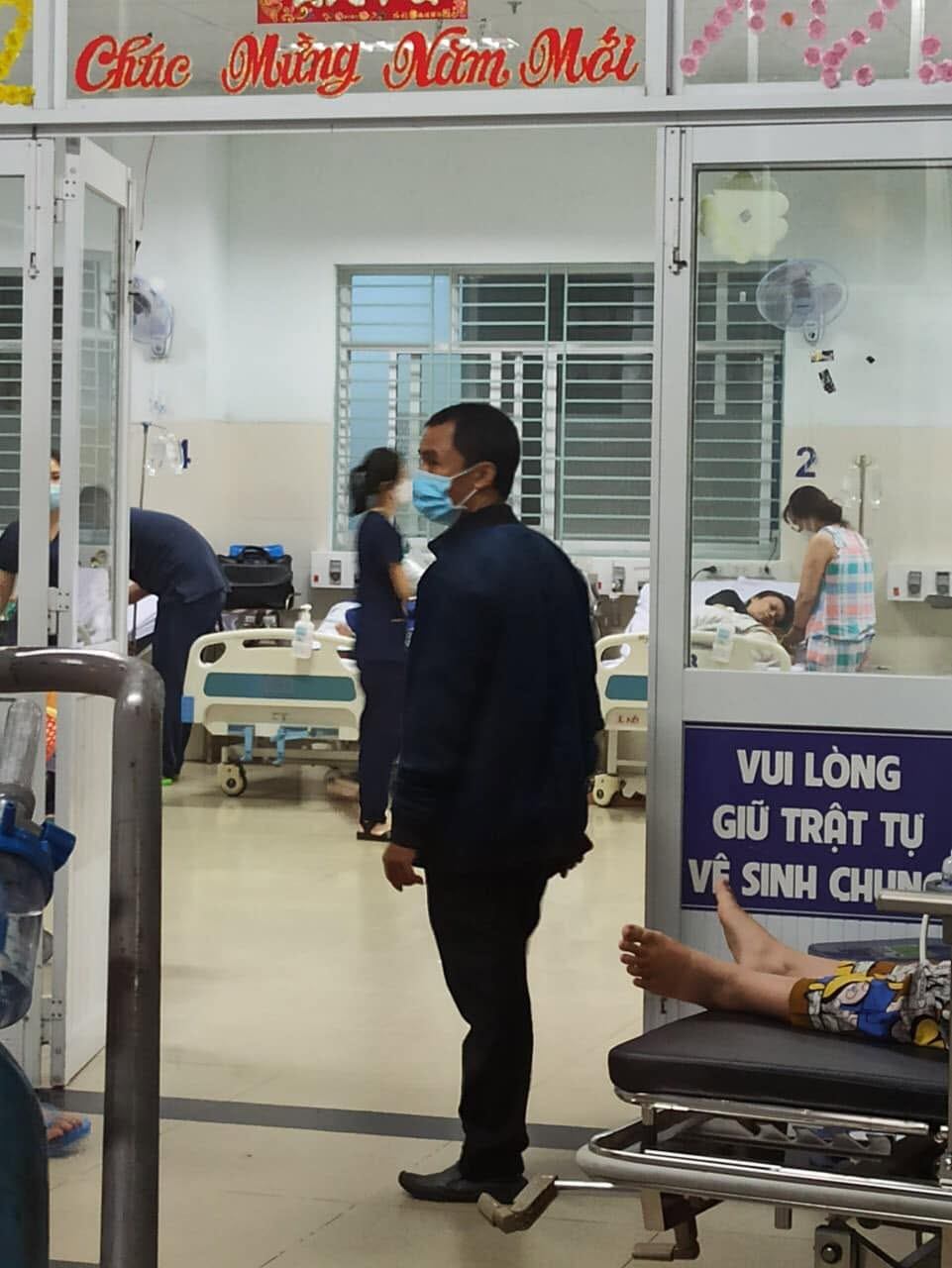 Nguyễn Hoàng Ân cùng mẹ tại bệnh viện, năm 2022