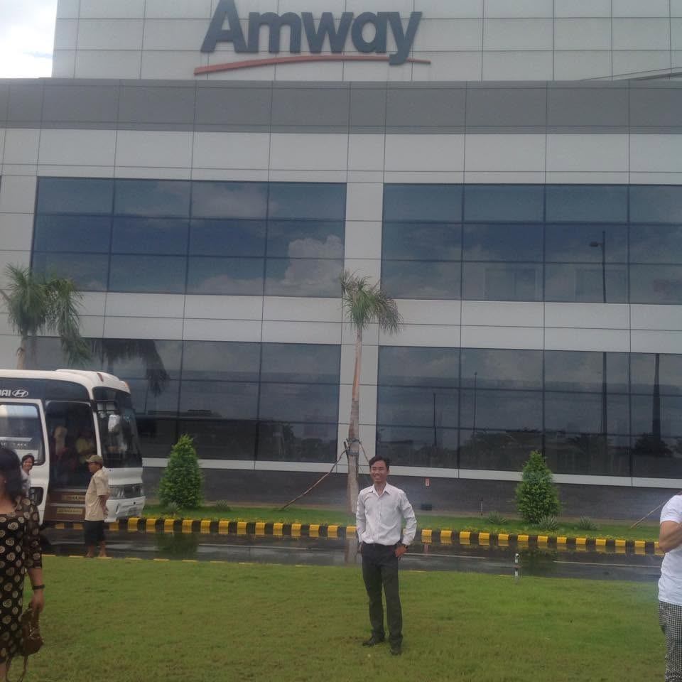 Nguyễn Hoàng Ân tại nhà máy sản xuất Amway, Bình Dương