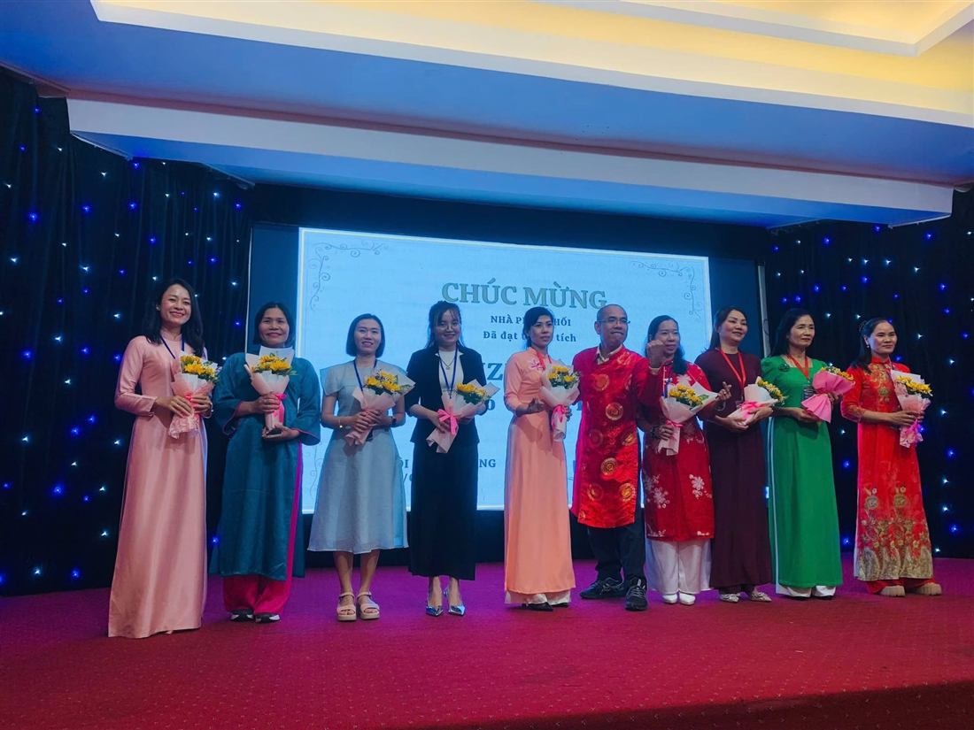 Nguyệt Thanh trên sân khấu vinh danh thành tích